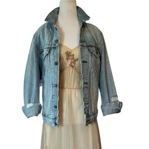 Levi’s Distressed Denim Jean Jacket Light Wash Size Small